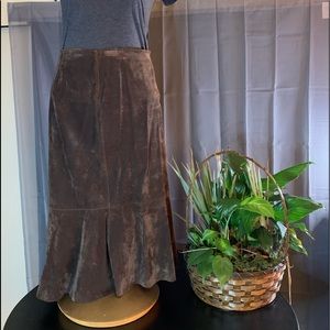Flare Skirt with slender waistline and zippered fasten in back.